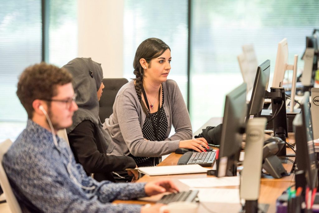 Unbekannte Personen benutzen Computer in Innenräumen
